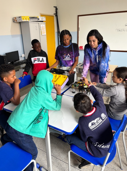 Aula de robótica na escola