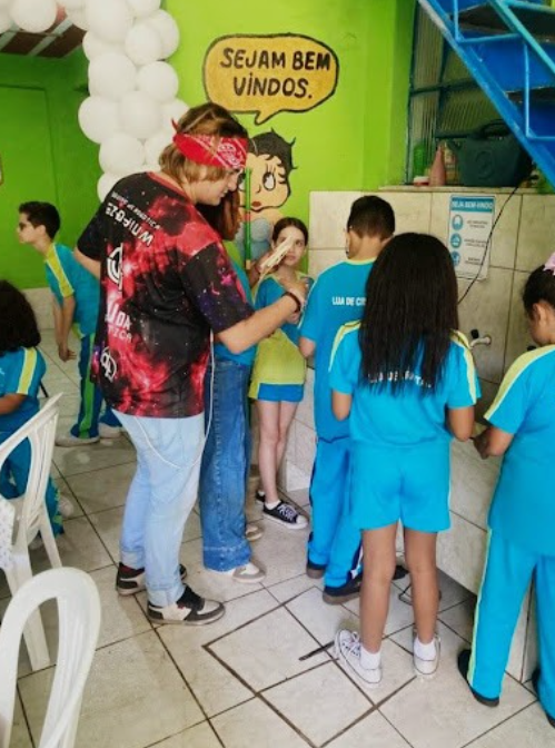 Alunos programando